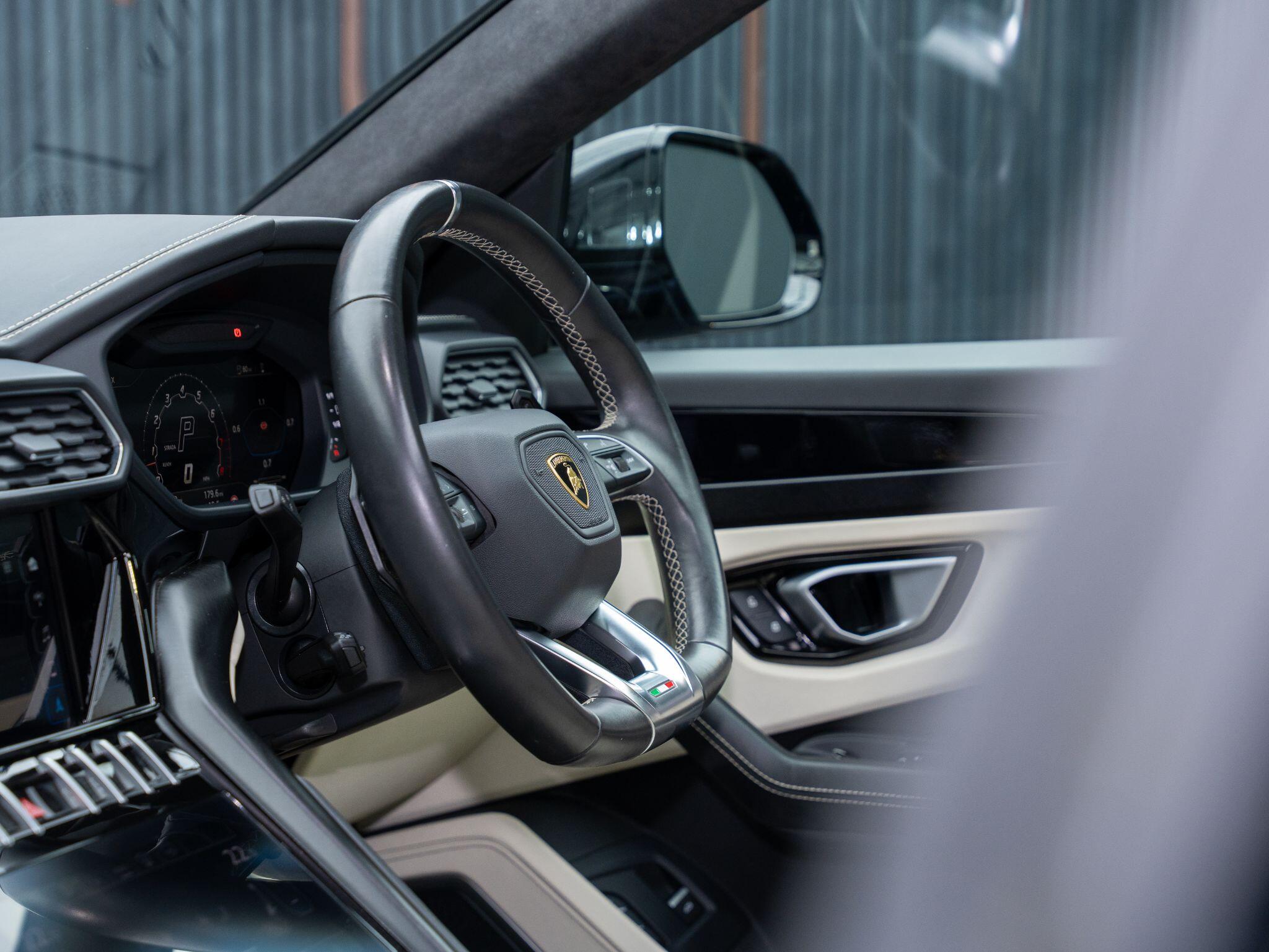 Lamborghini Urus view 41
