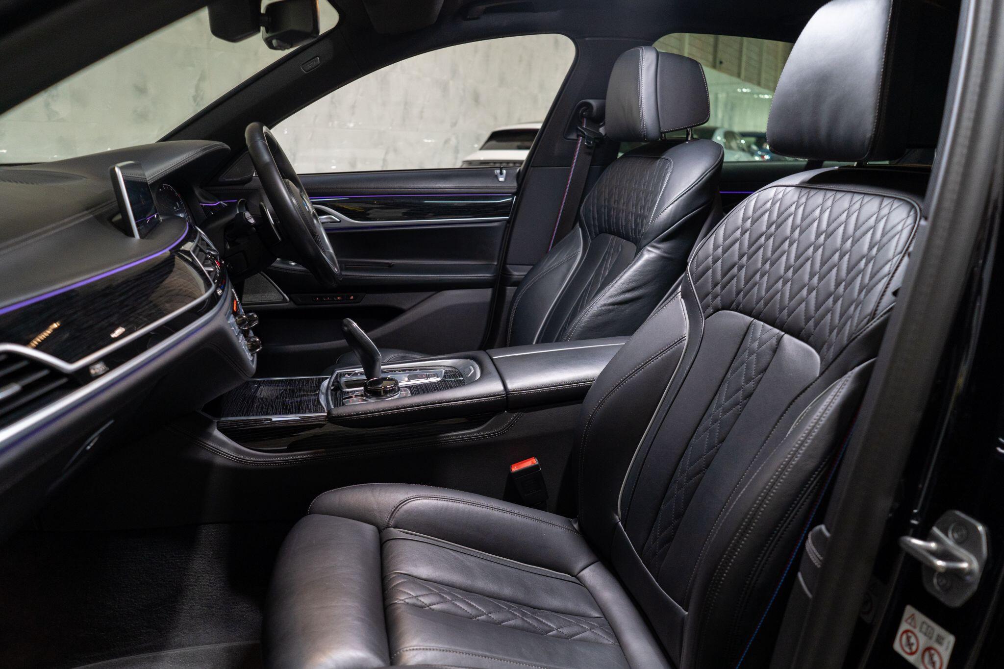 BMW 7 Series view 14