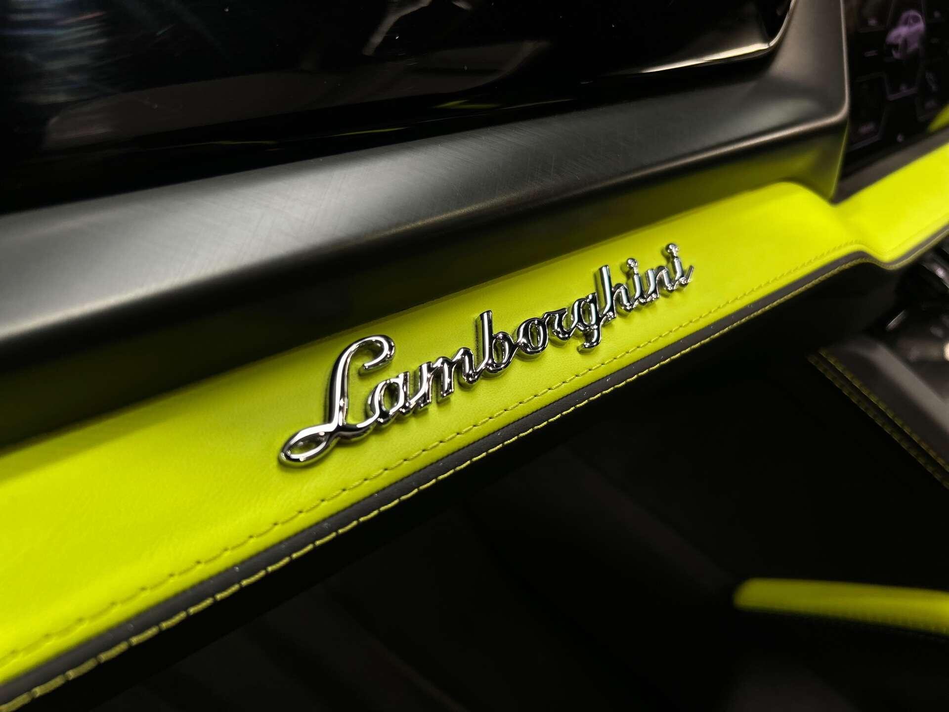 Lamborghini Urus view 44
