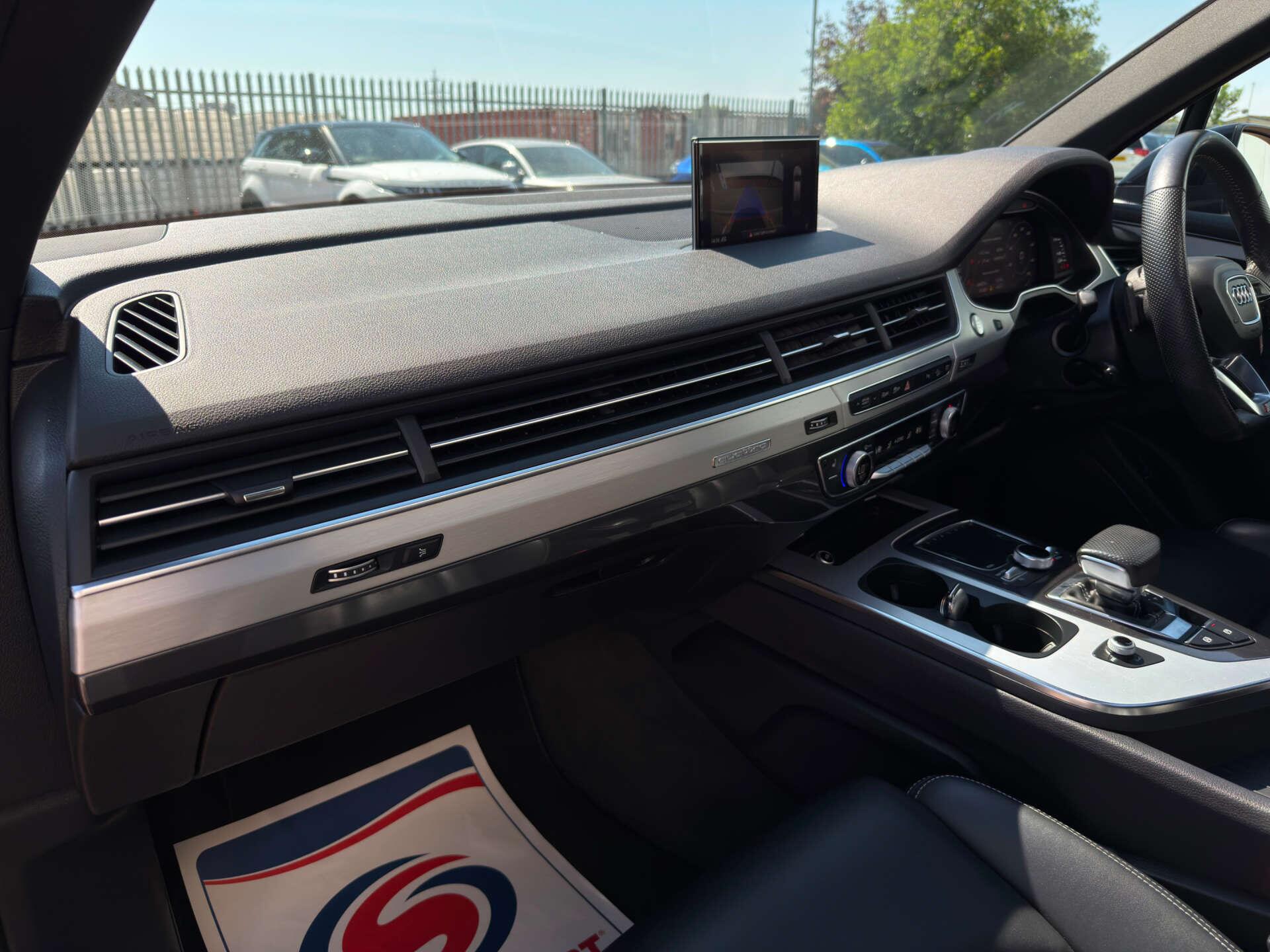 Audi Q7 view 42