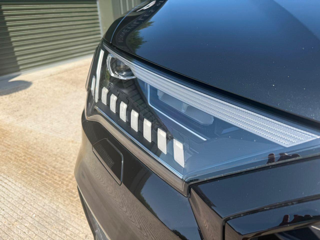 Audi SQ7 view 12