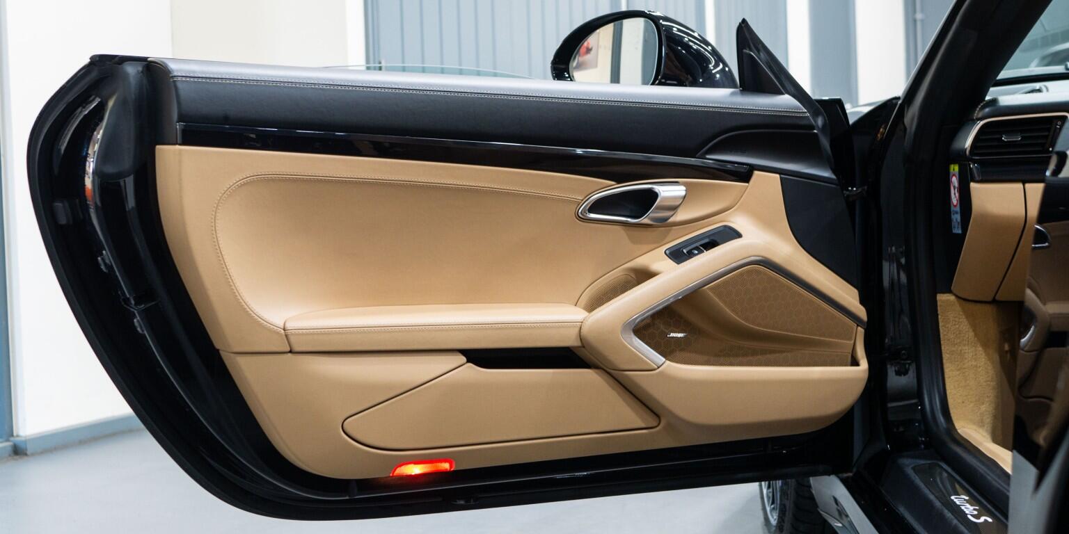 Porsche 911 view 33