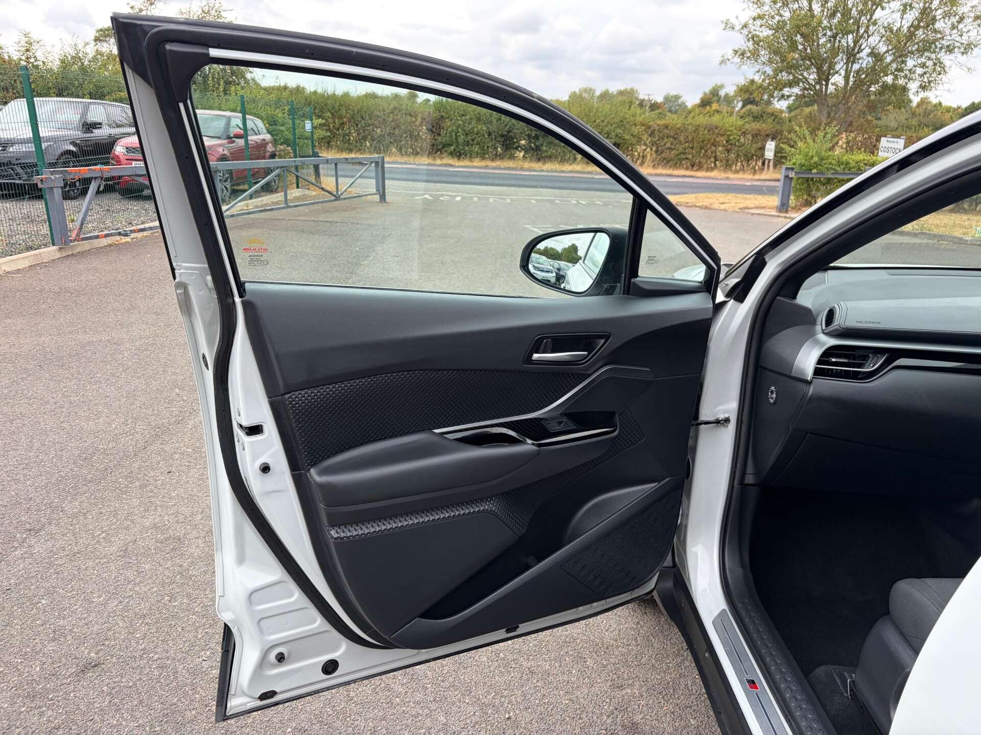 Toyota C-HR view 14