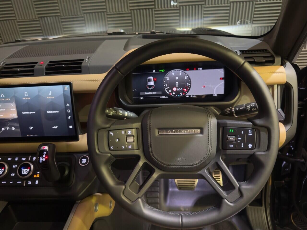 Land Rover Defender 110 view 10
