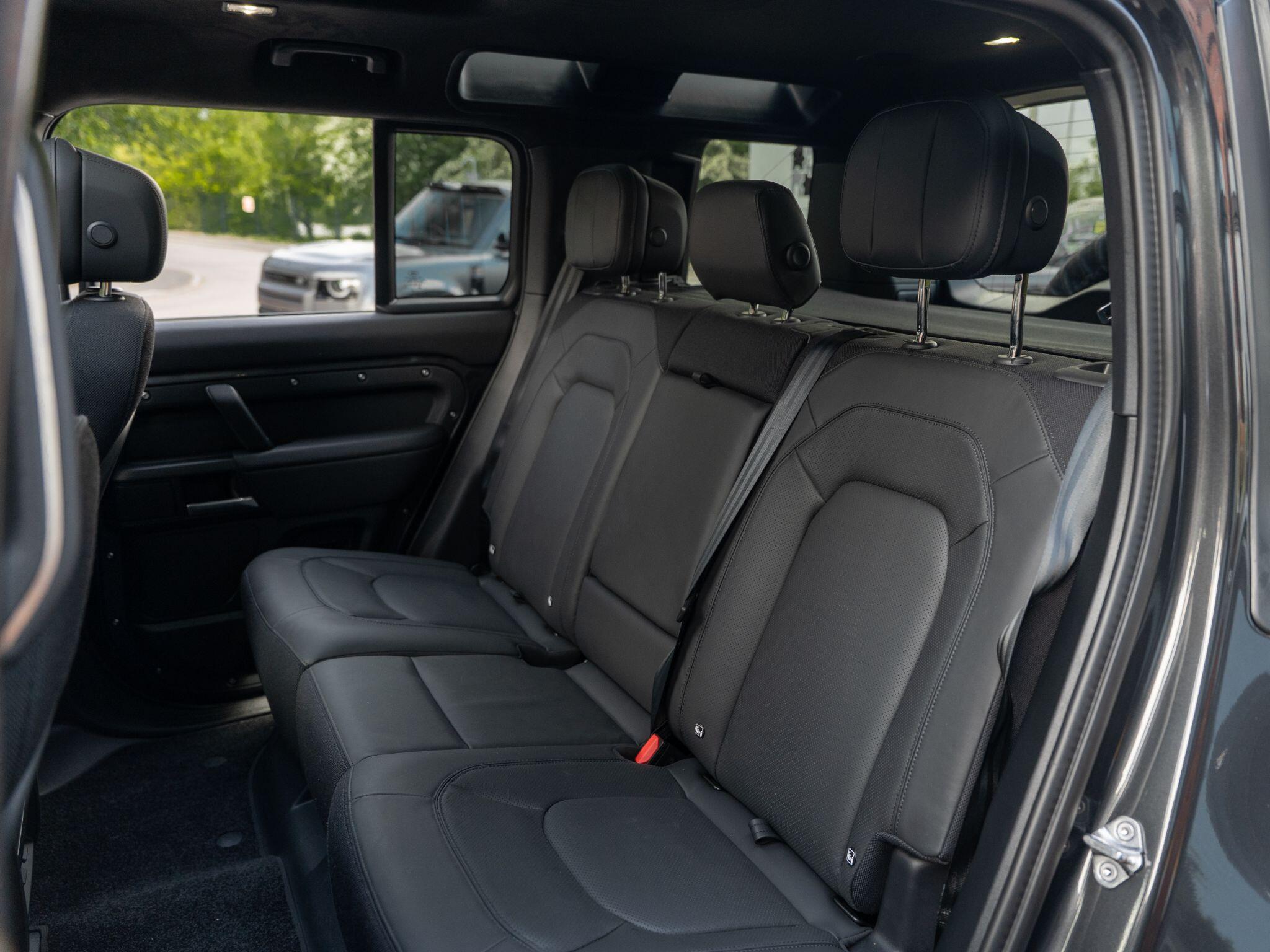 Land Rover Defender 110 view 47