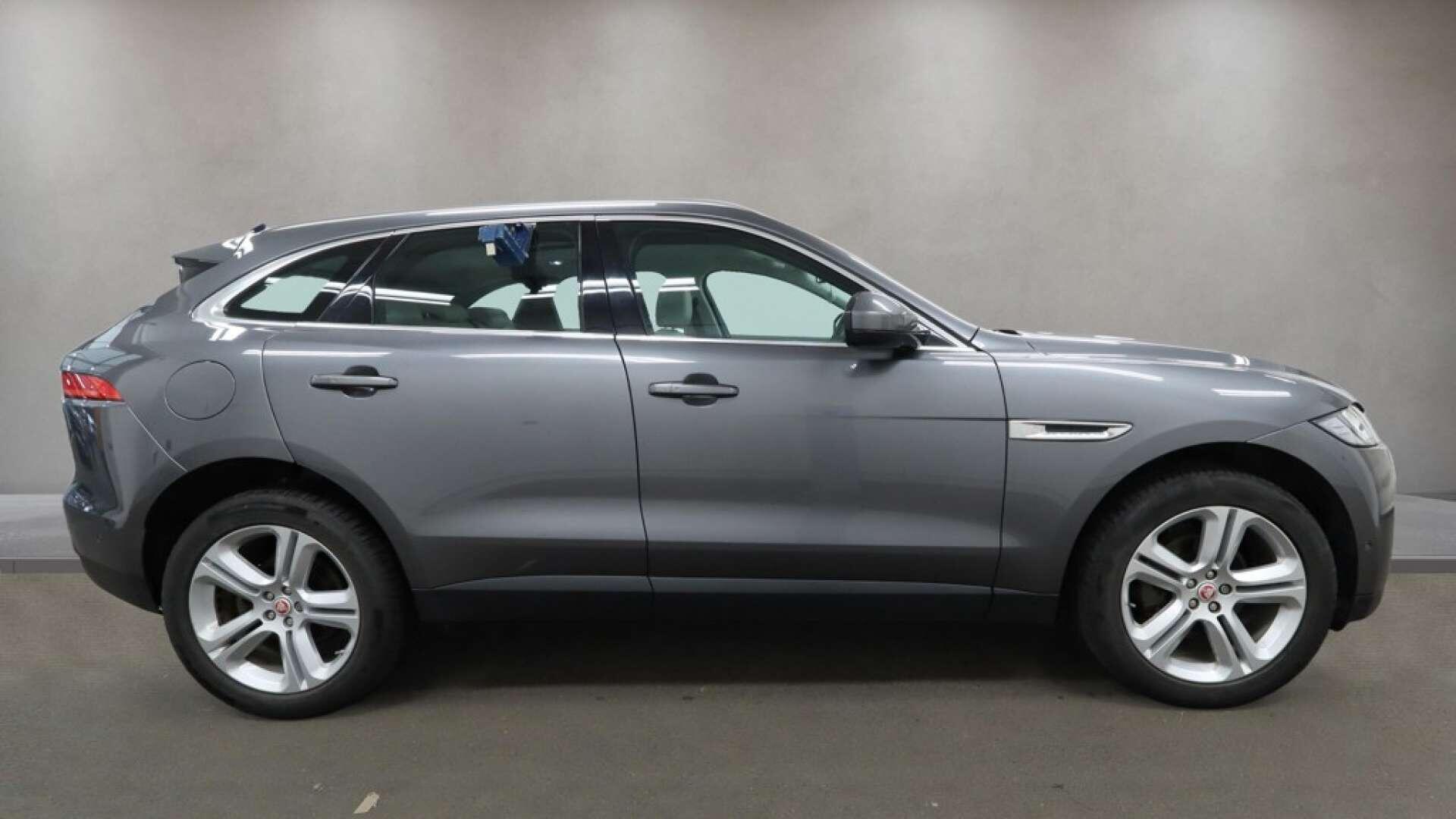 Jaguar F-Pace view 10