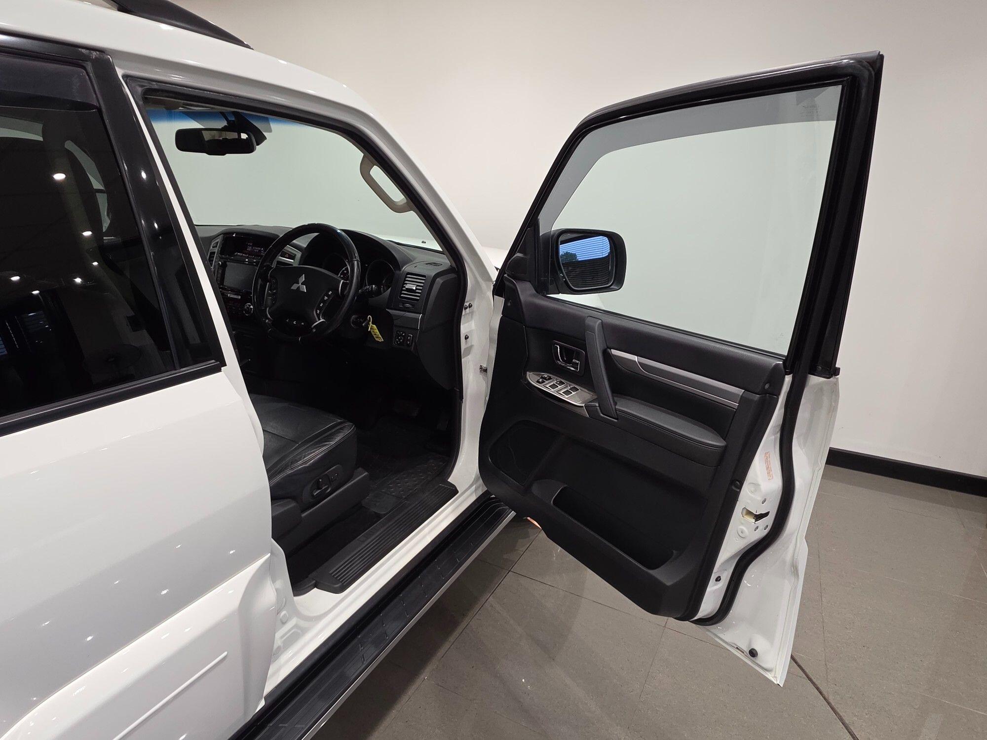 Mitsubishi Shogun view 57