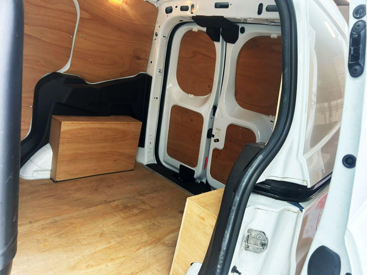 Ford Transit Courier view 20