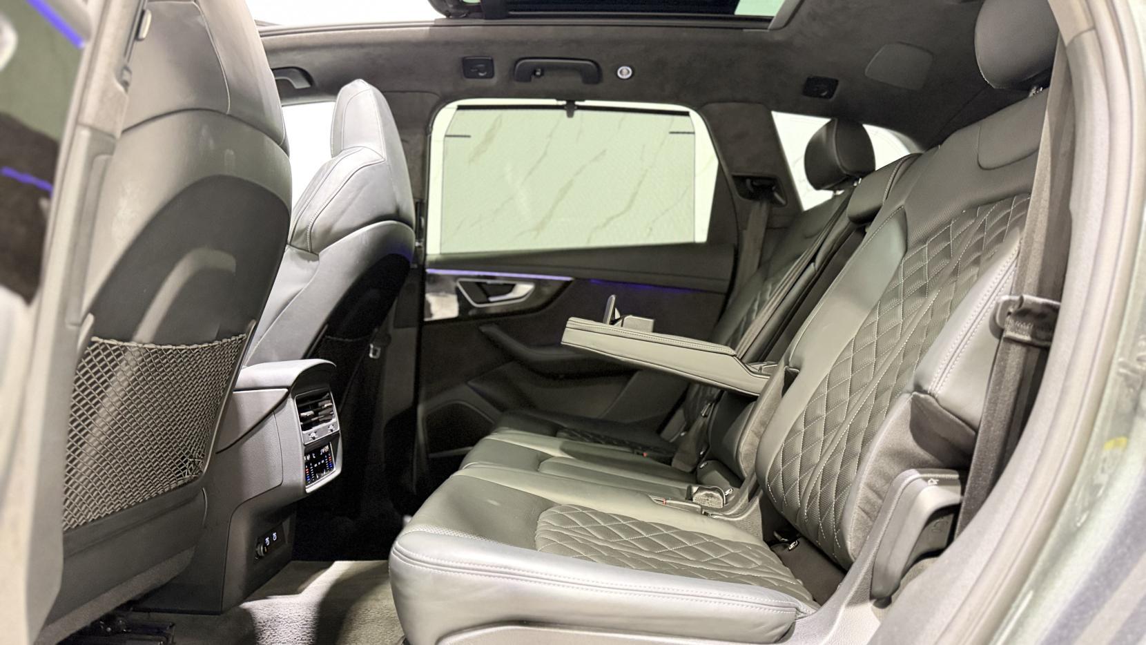 Audi Q7 view 8