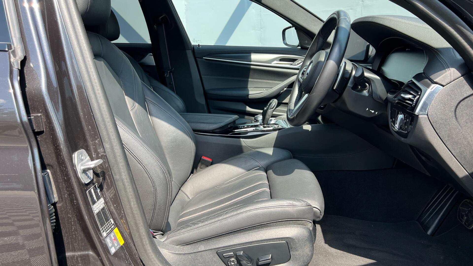 BMW 5 Series view 11
