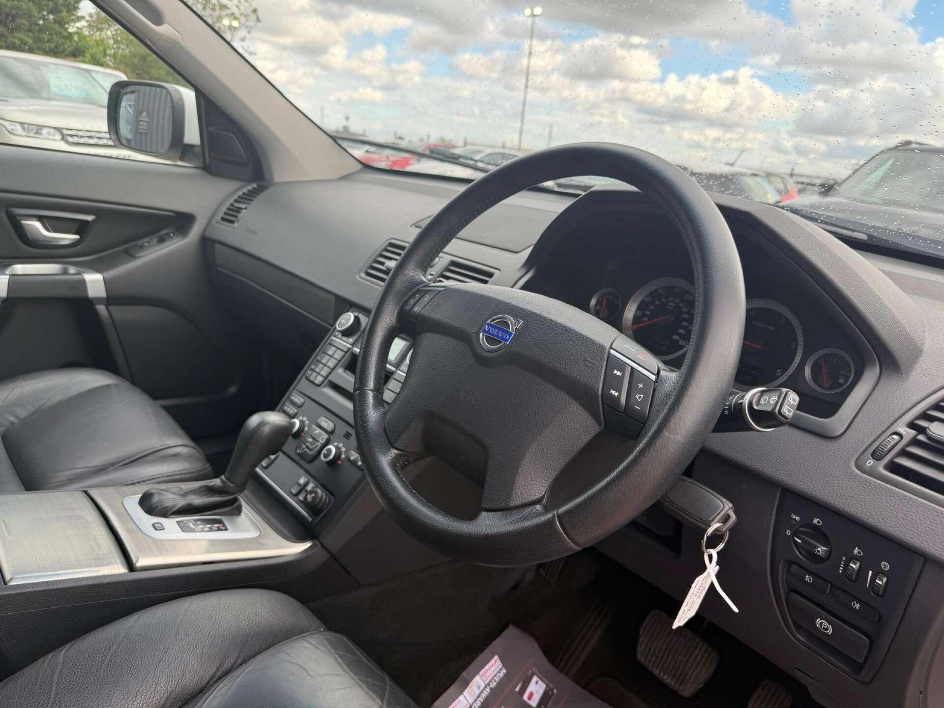 Volvo XC90 view 26