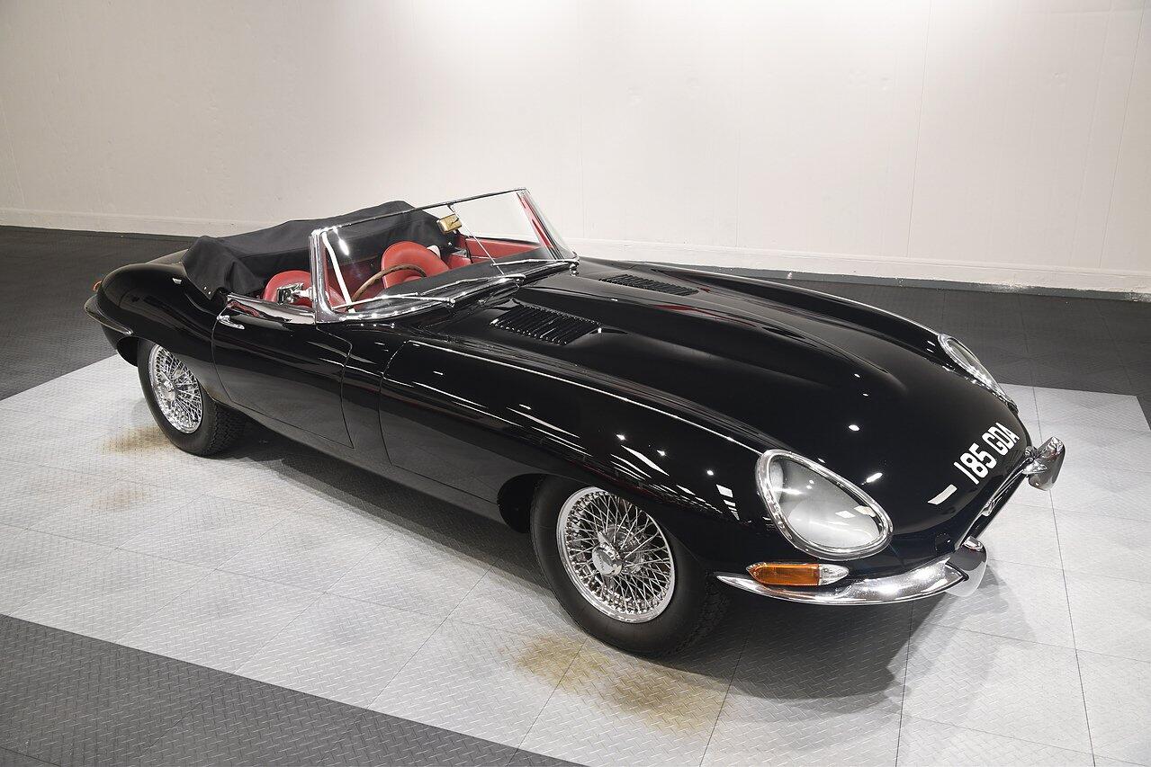 Jaguar E-Type view 18