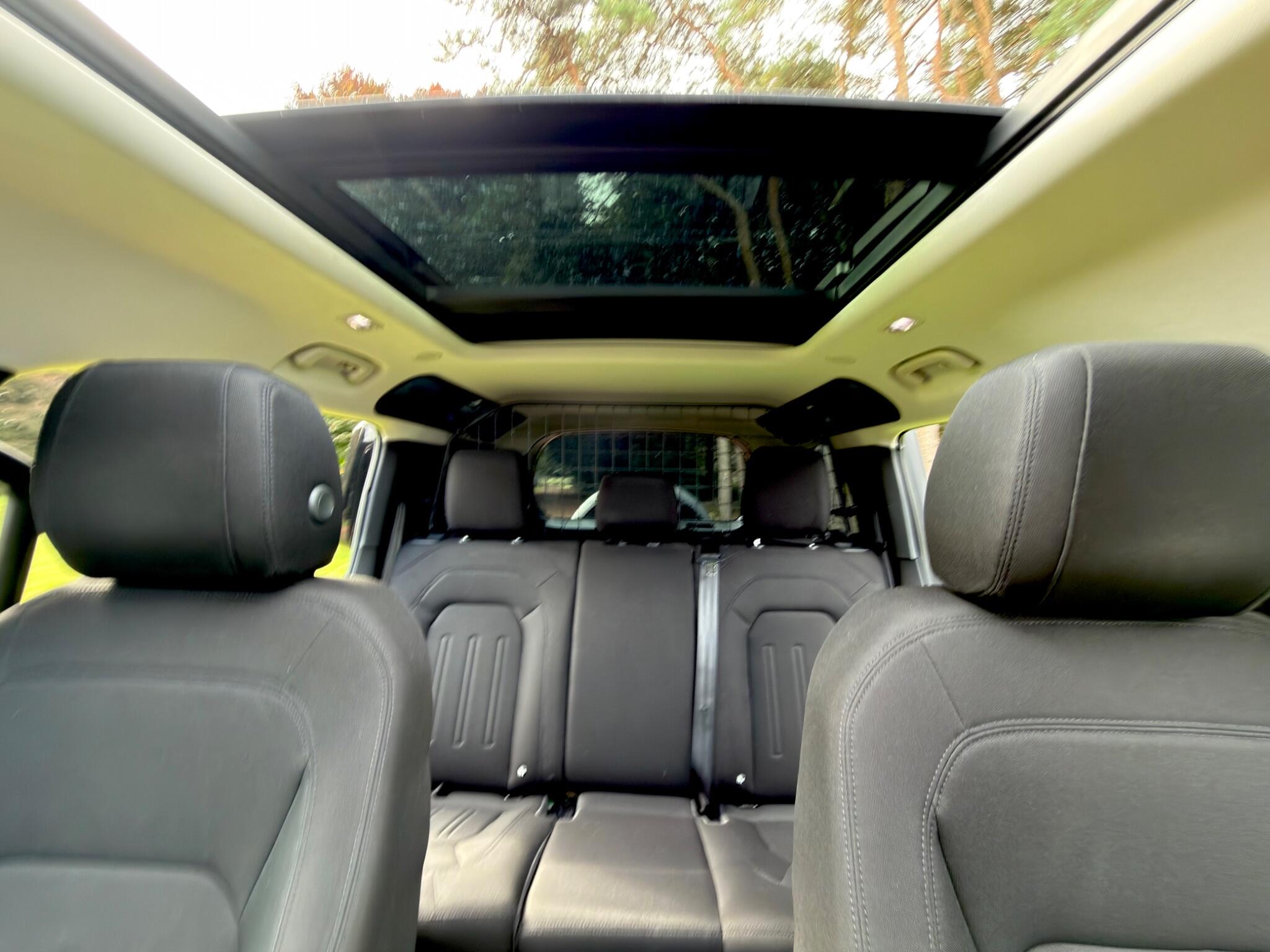 Land Rover Defender 110 view 38