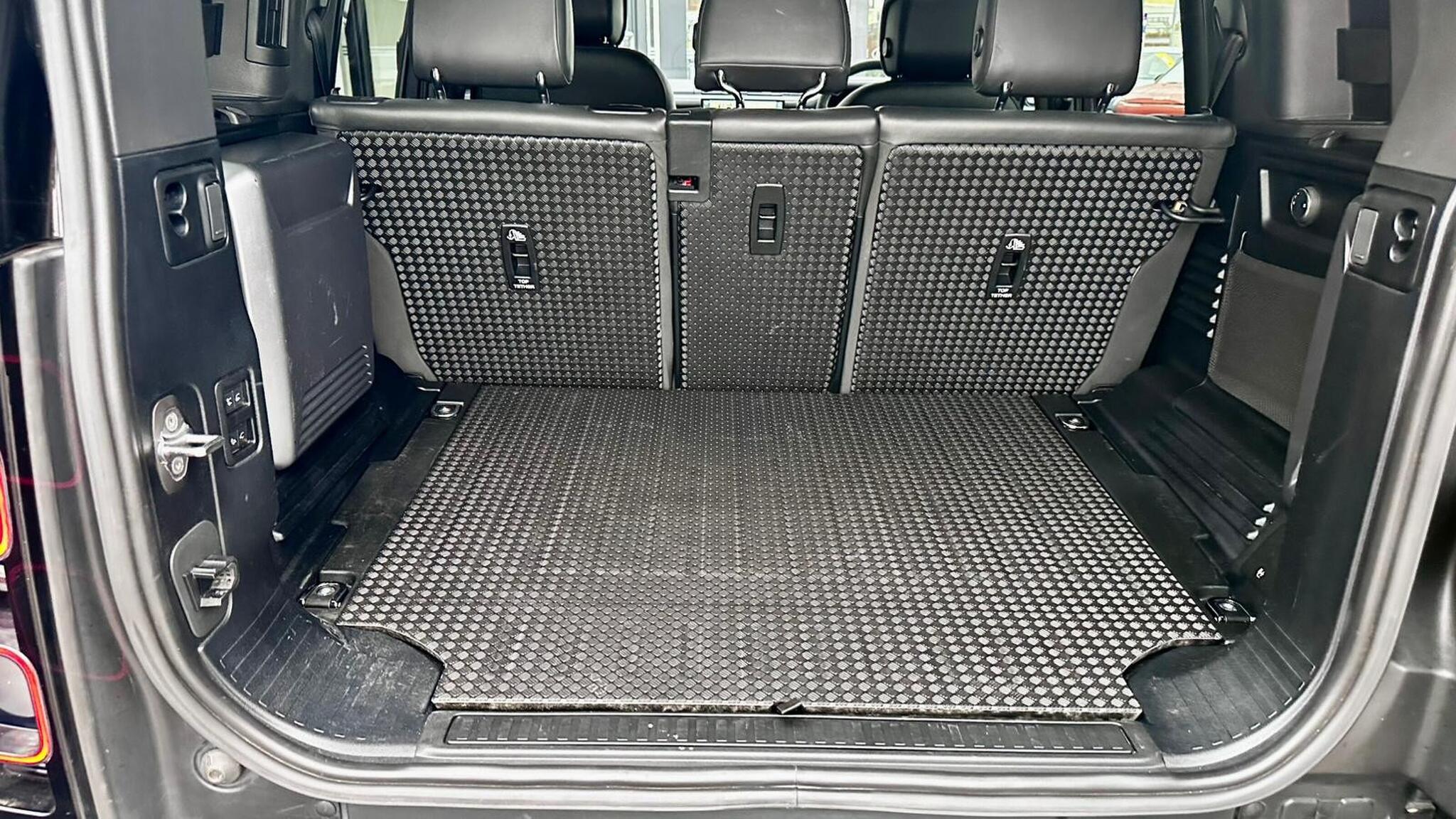 Land Rover Defender 110 view 31