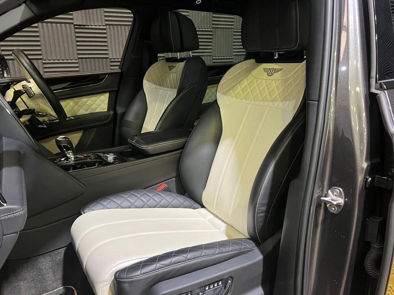Bentley Bentayga view 24