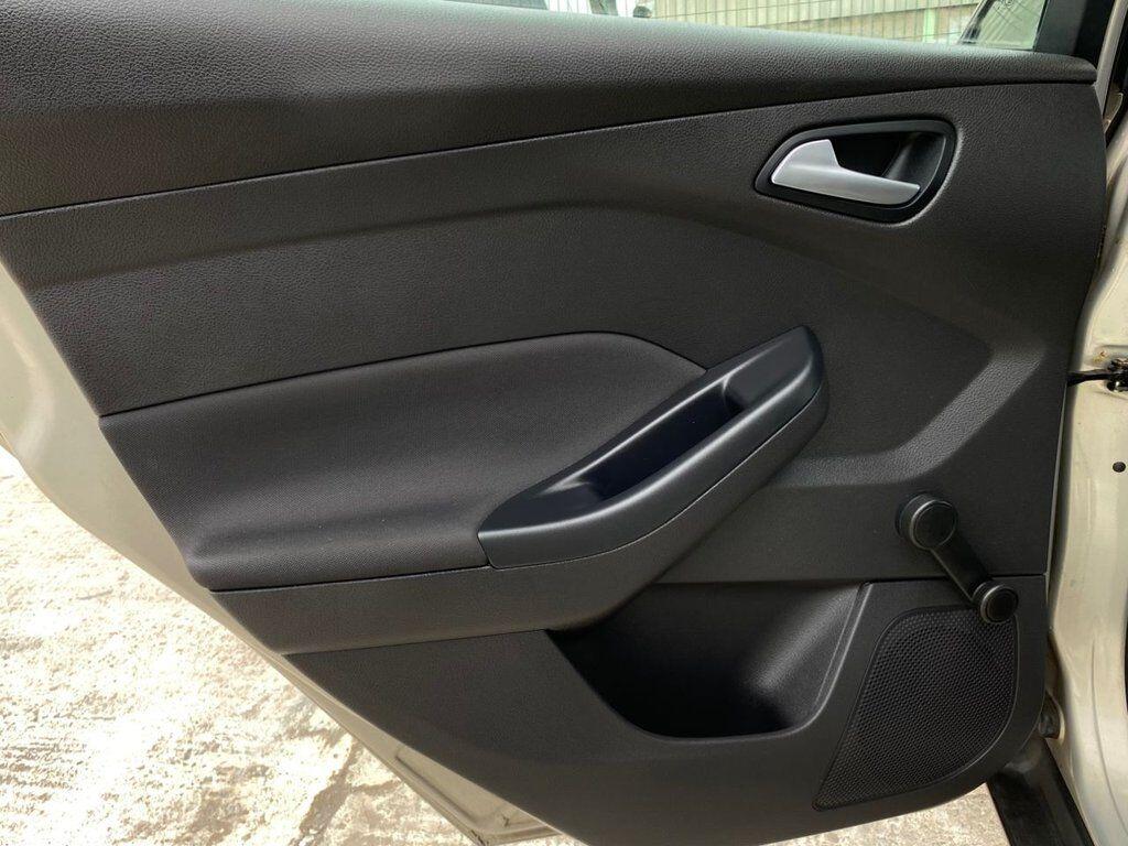 Ford Focus view 12
