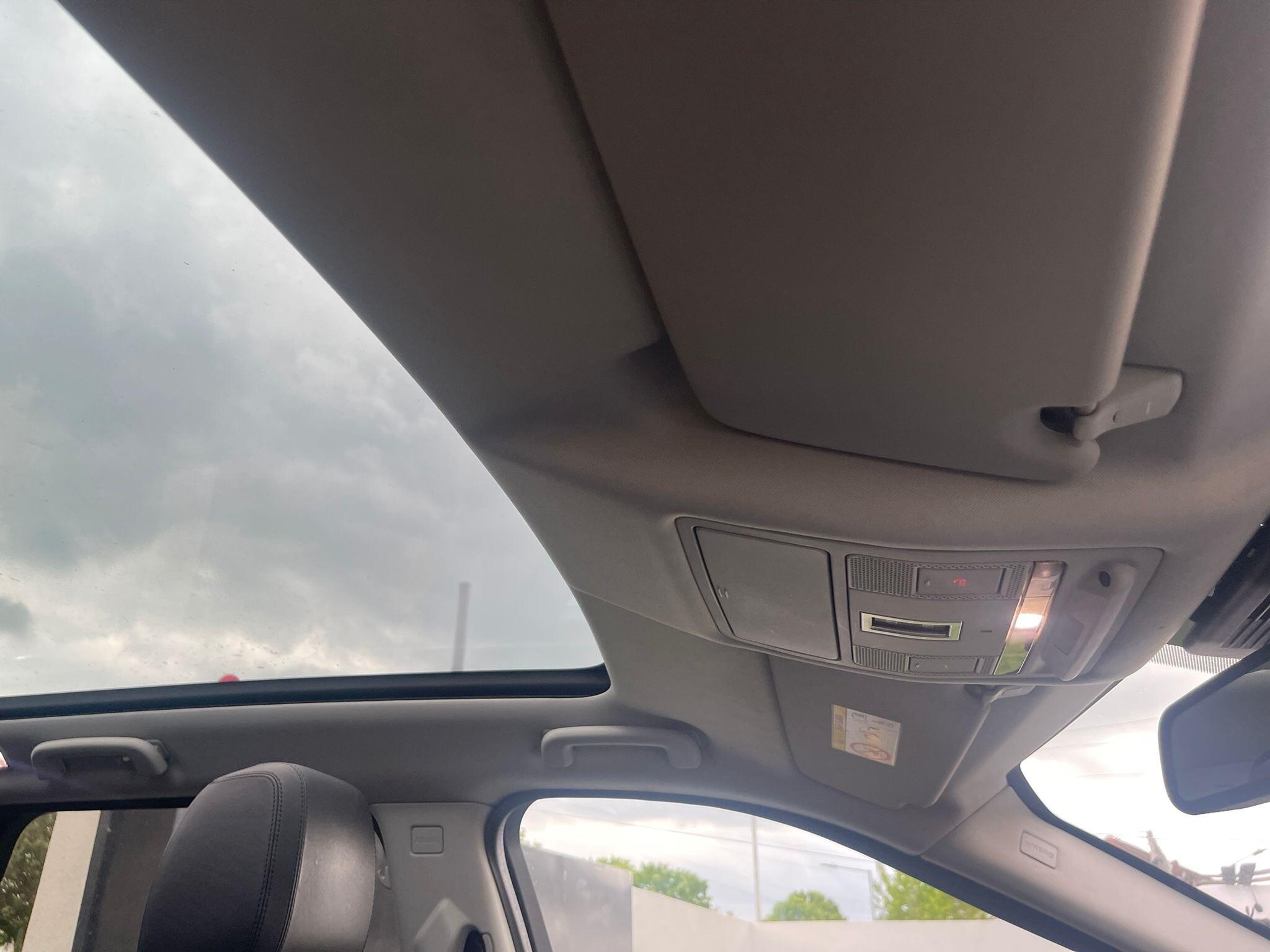 Land Rover Discovery Sport view 12
