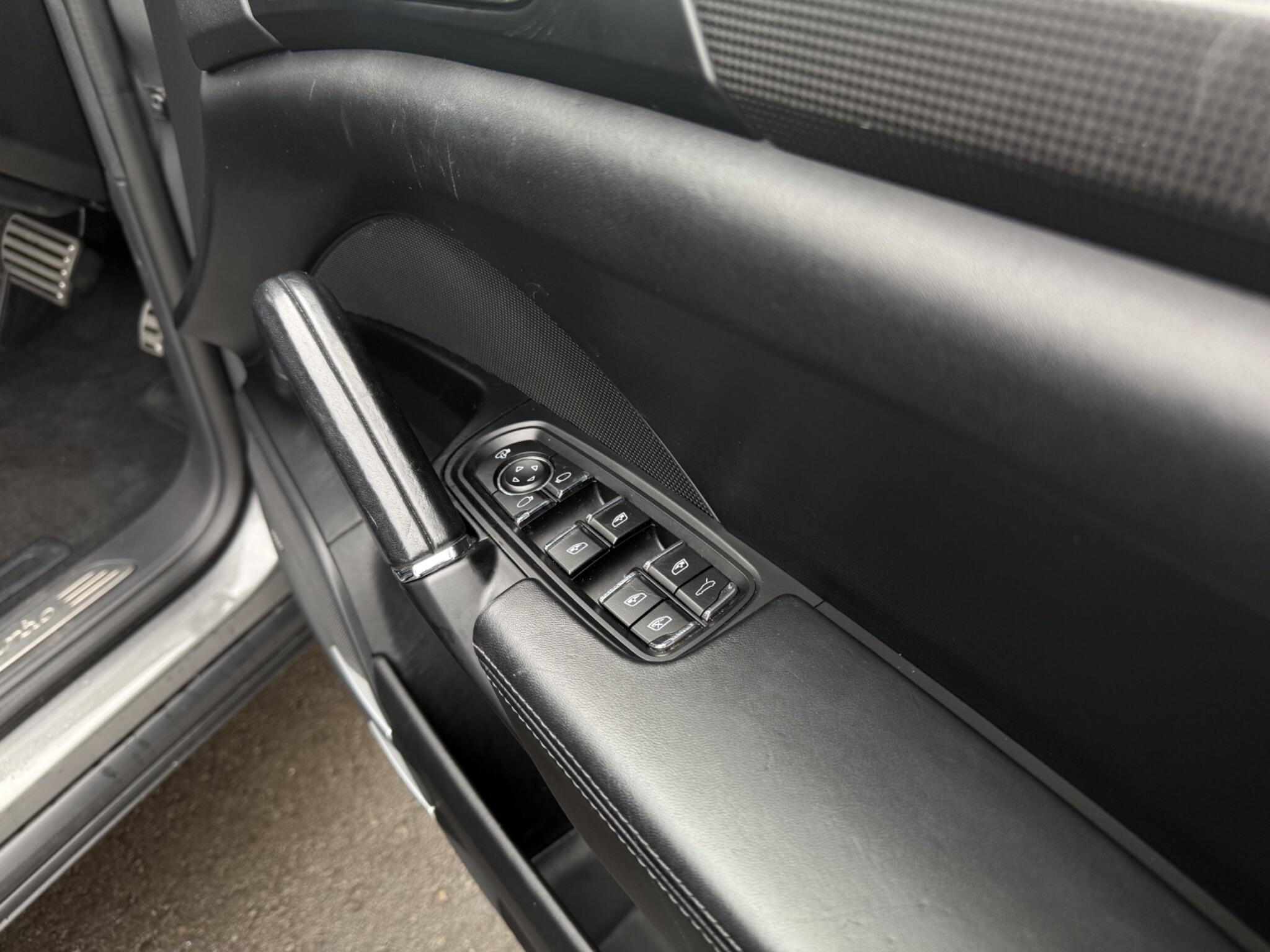 Porsche Cayenne view 31