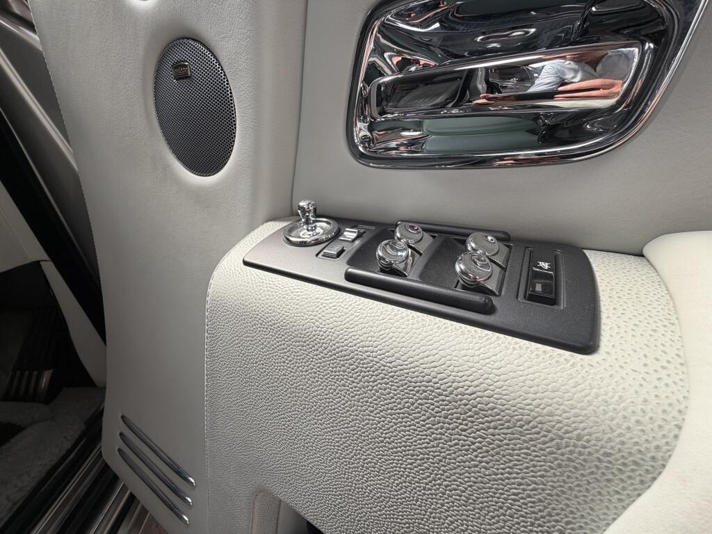 Rolls-Royce Phantom view 34