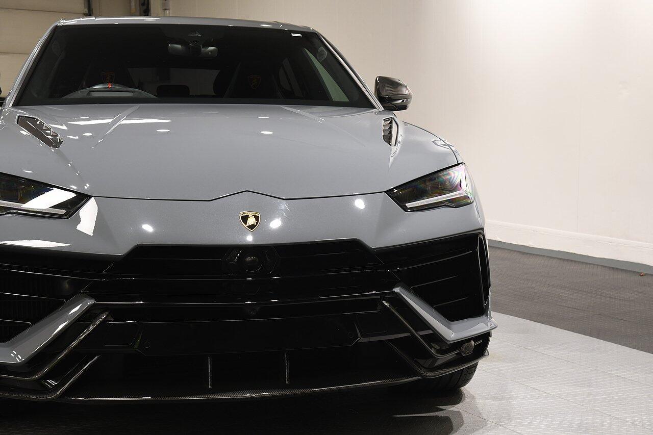 Lamborghini Urus view 36