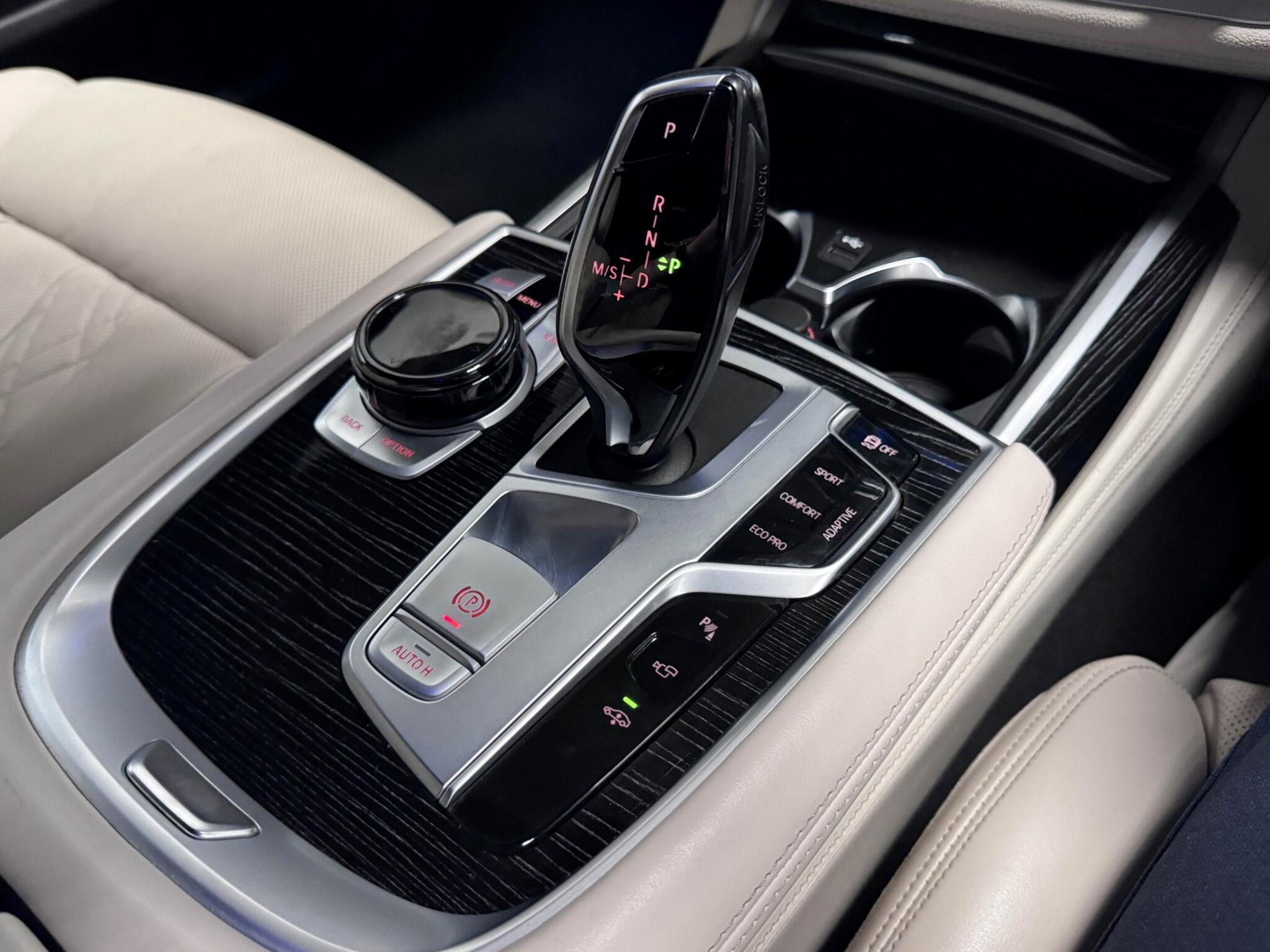 BMW 7 Series view 36