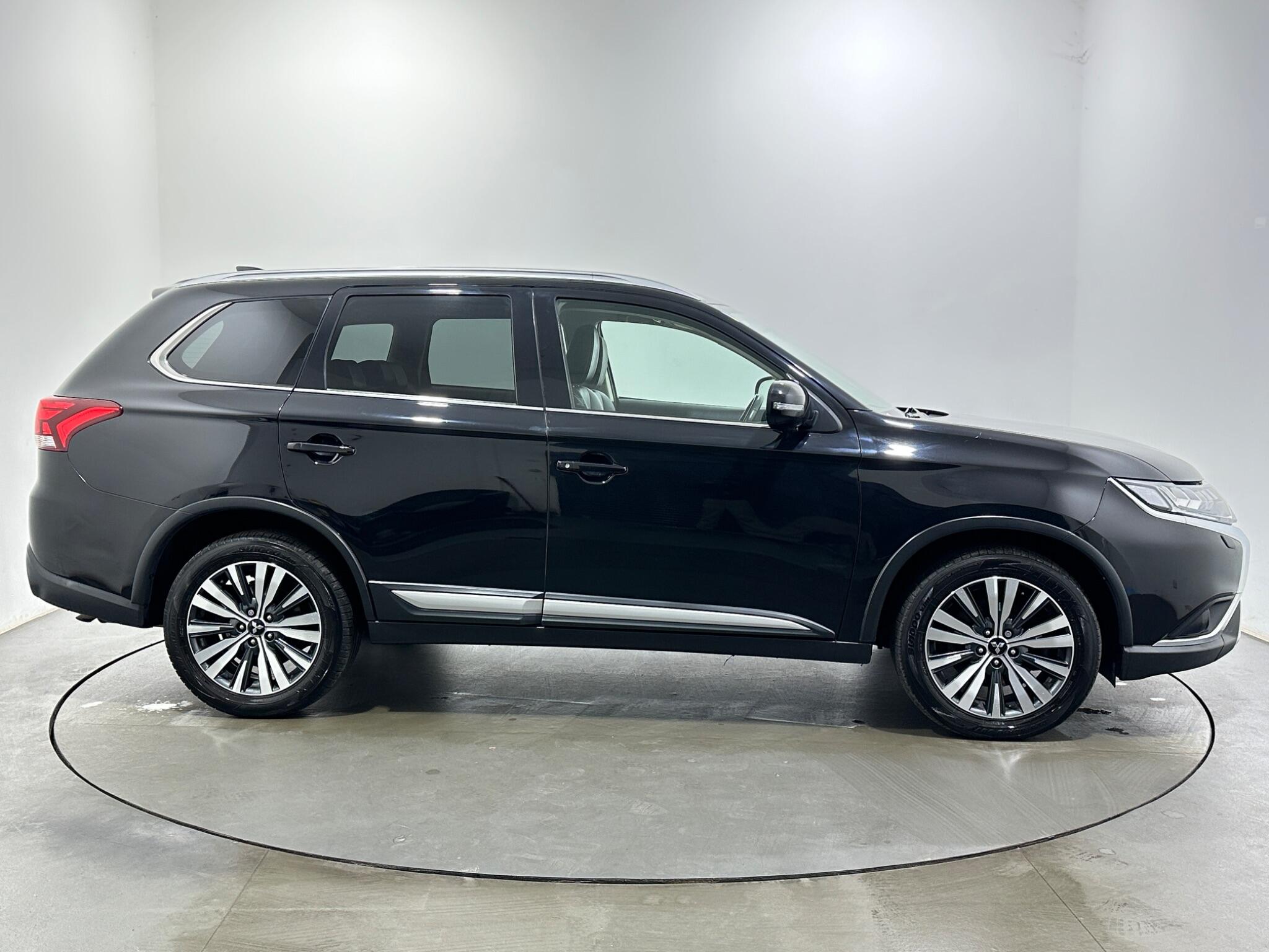 Mitsubishi Outlander view 9