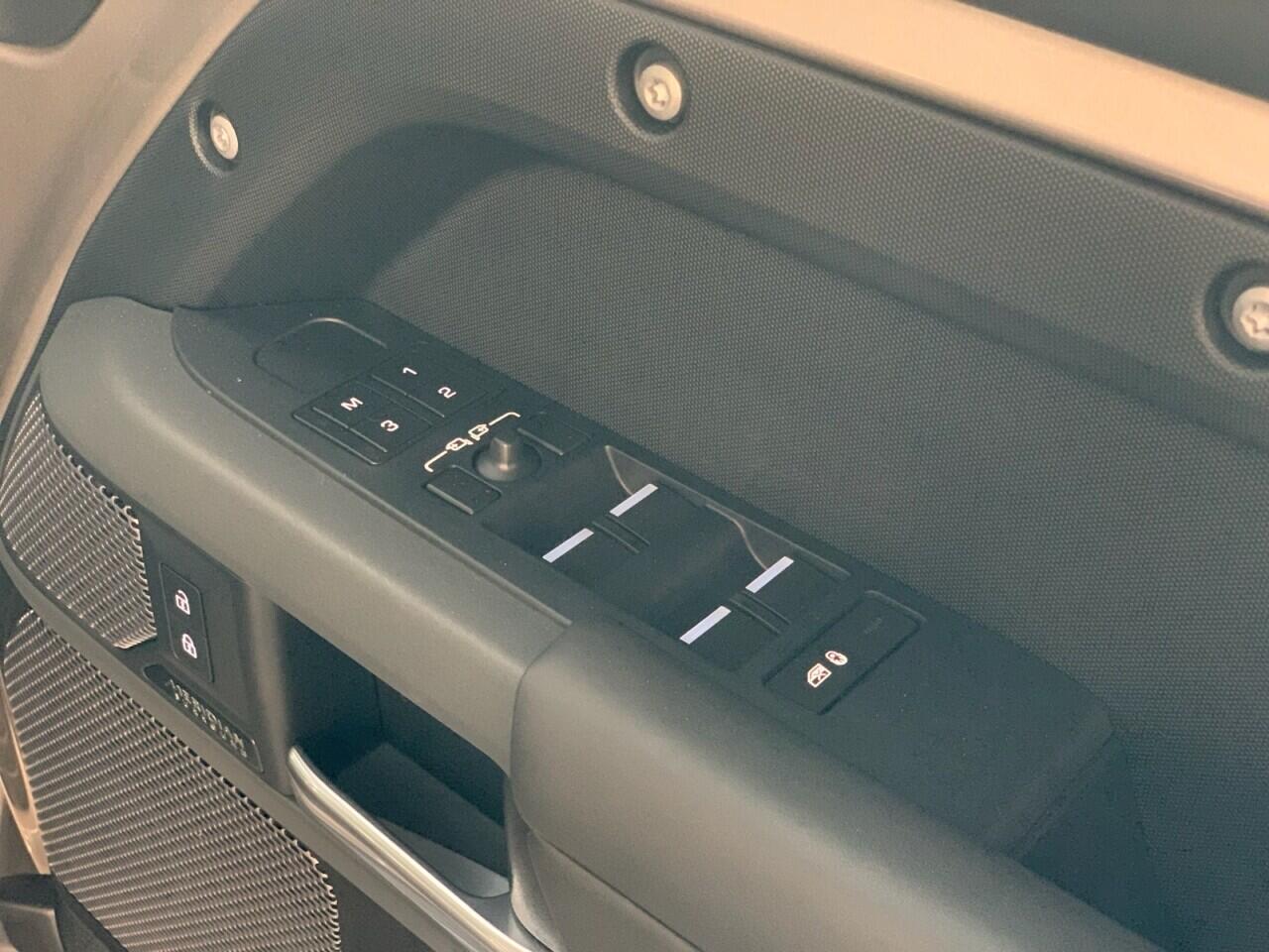 Land Rover Defender 110 view 41
