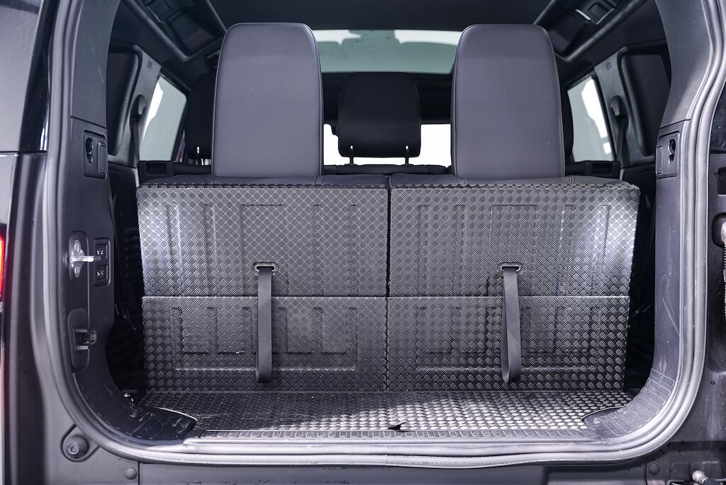 Land Rover Defender view 33