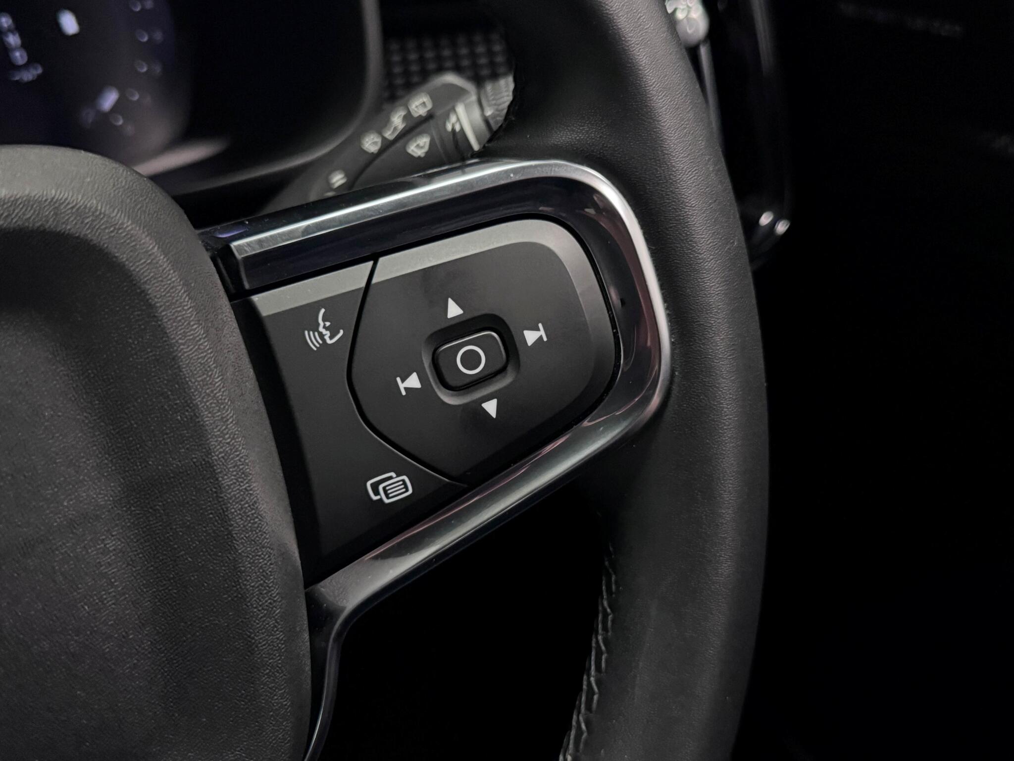 Volvo XC40 view 12