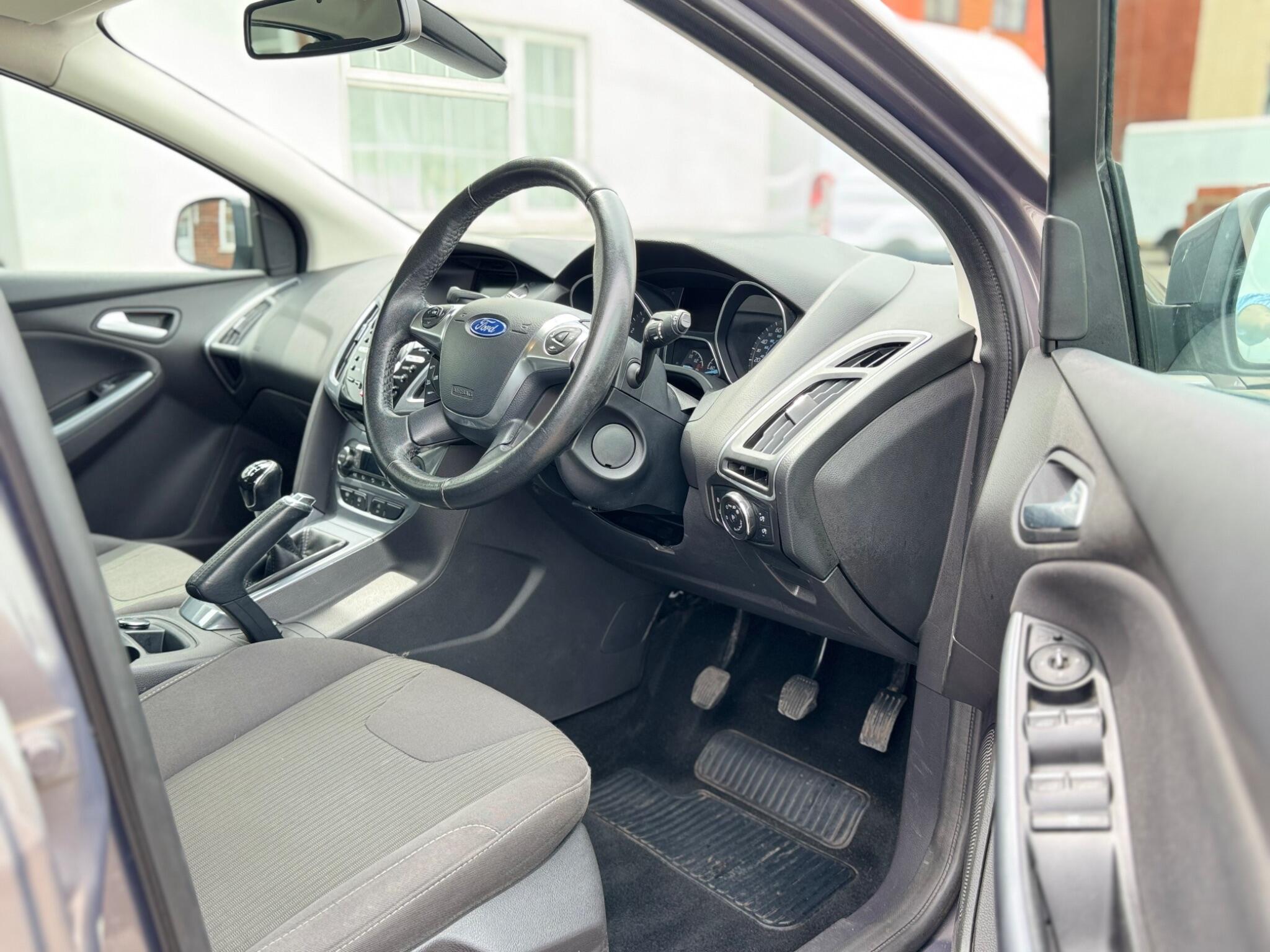 Ford Focus view 12