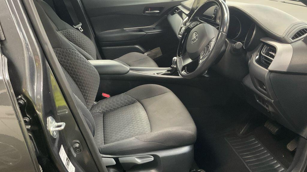 Toyota C-HR view 14