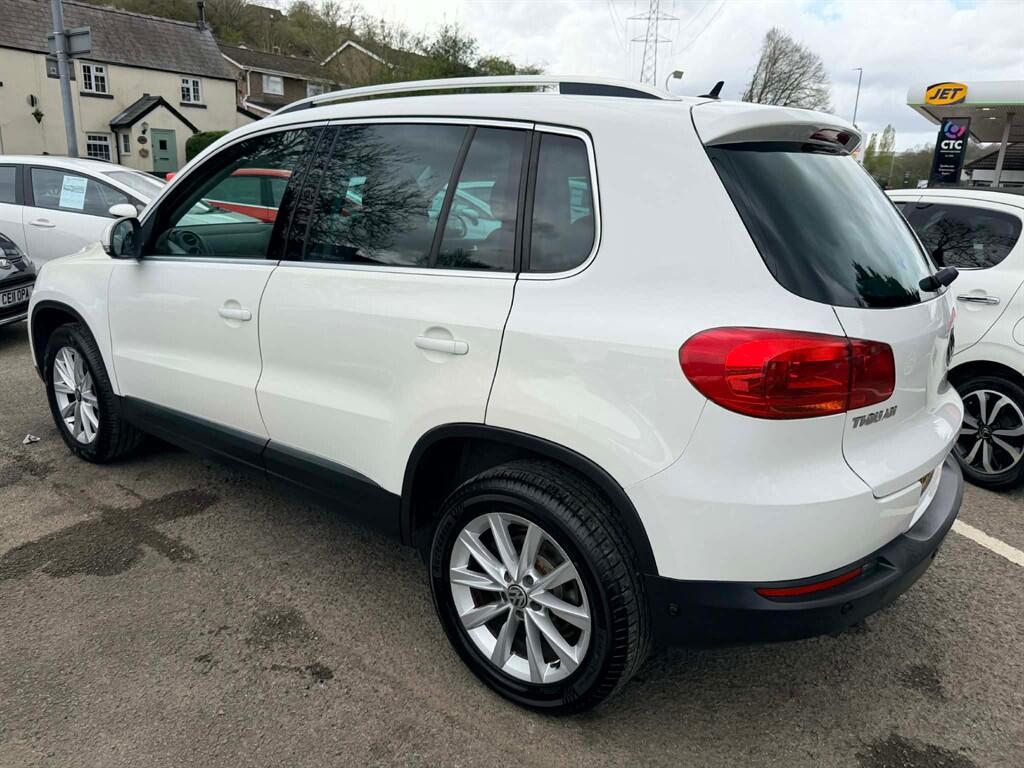 Volkswagen Tiguan view 4