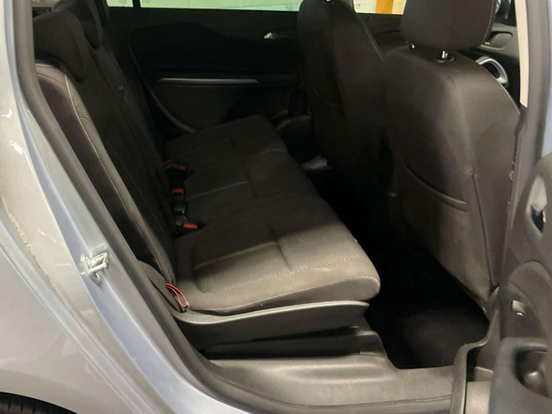 Vauxhall Zafira Tourer view 4