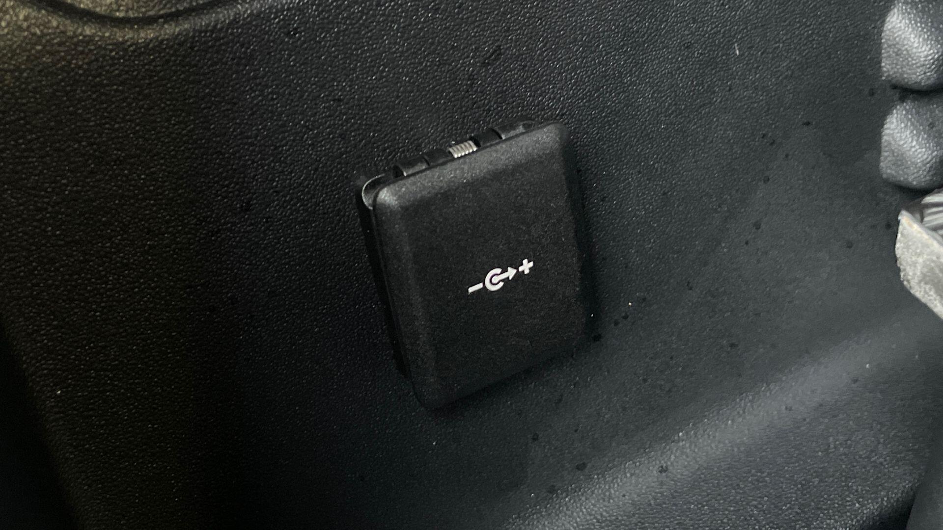 Land Rover Defender view 27