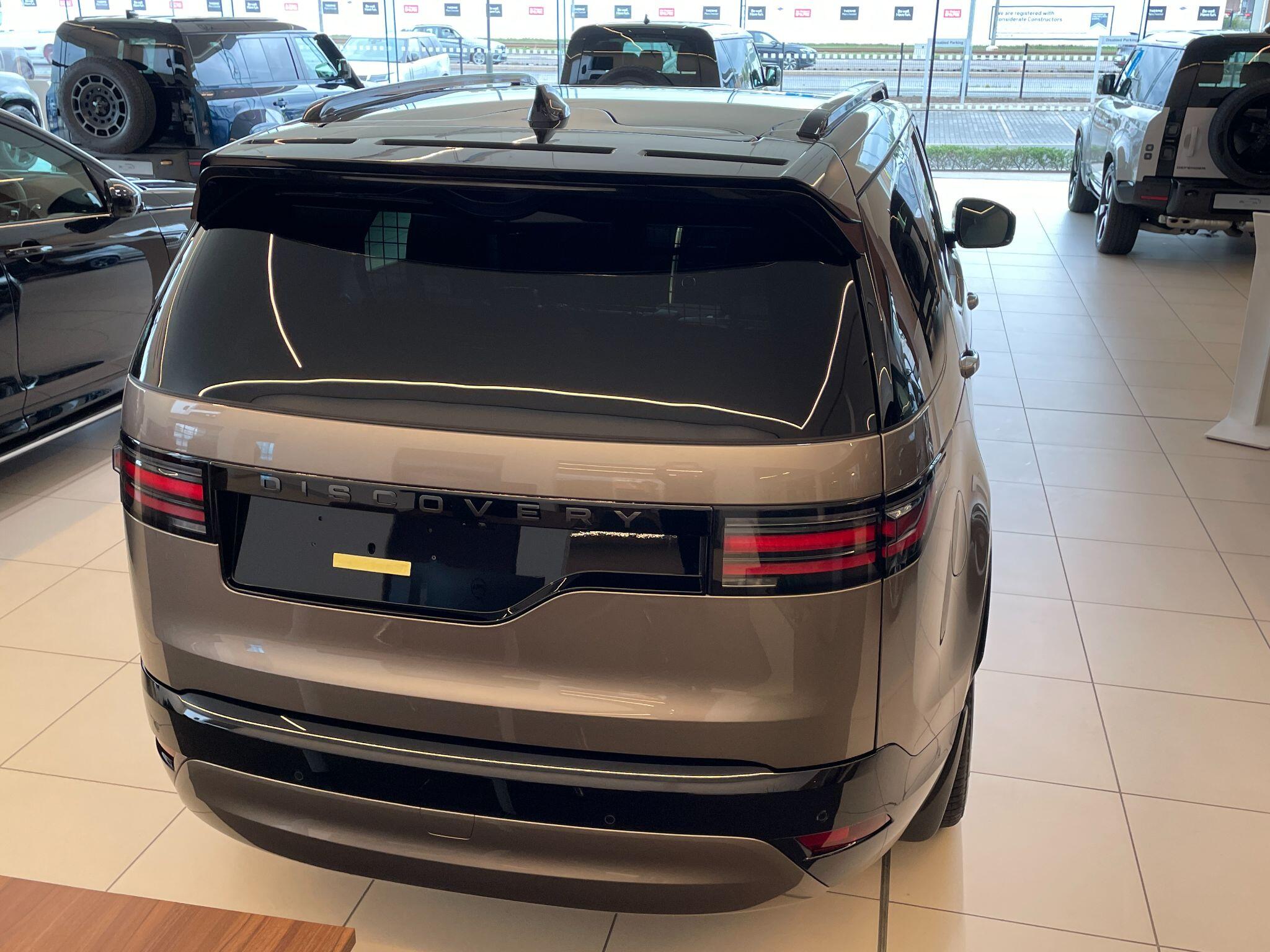 Land Rover Discovery view 4