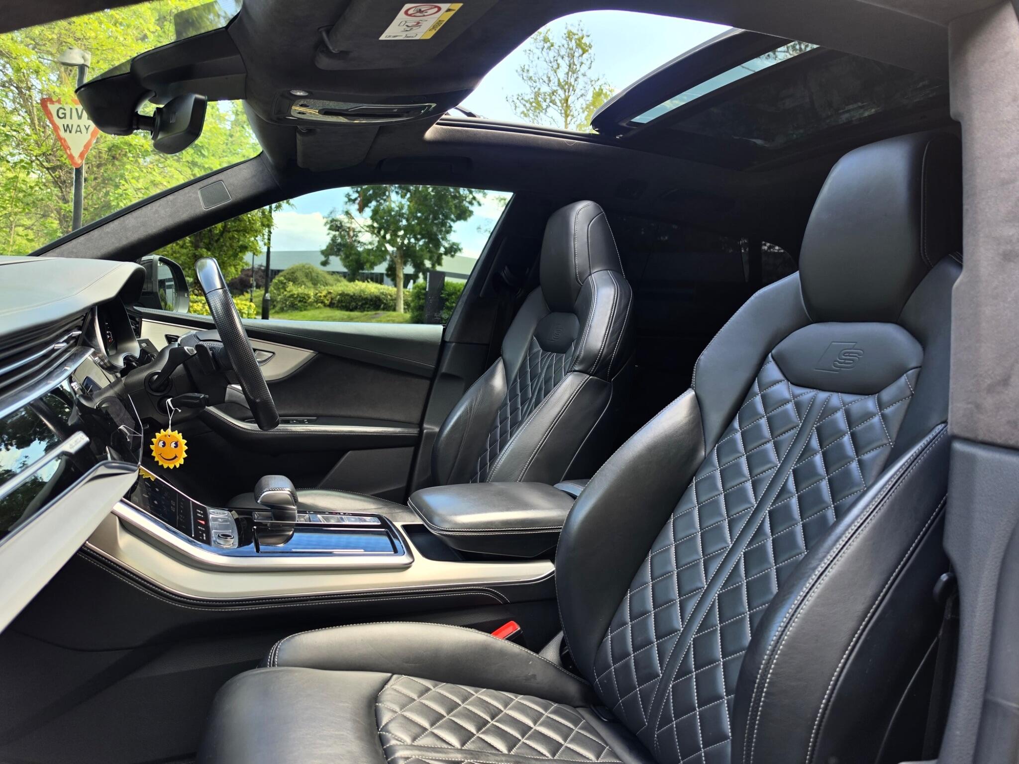 Audi Q8 view 8