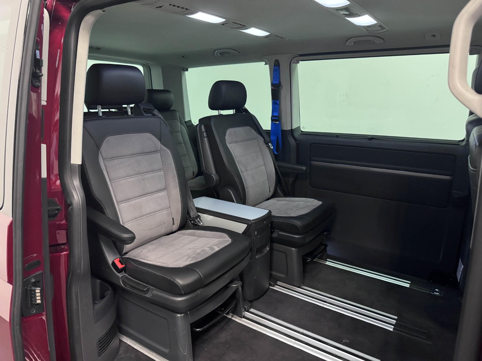 Volkswagen Caravelle view 26