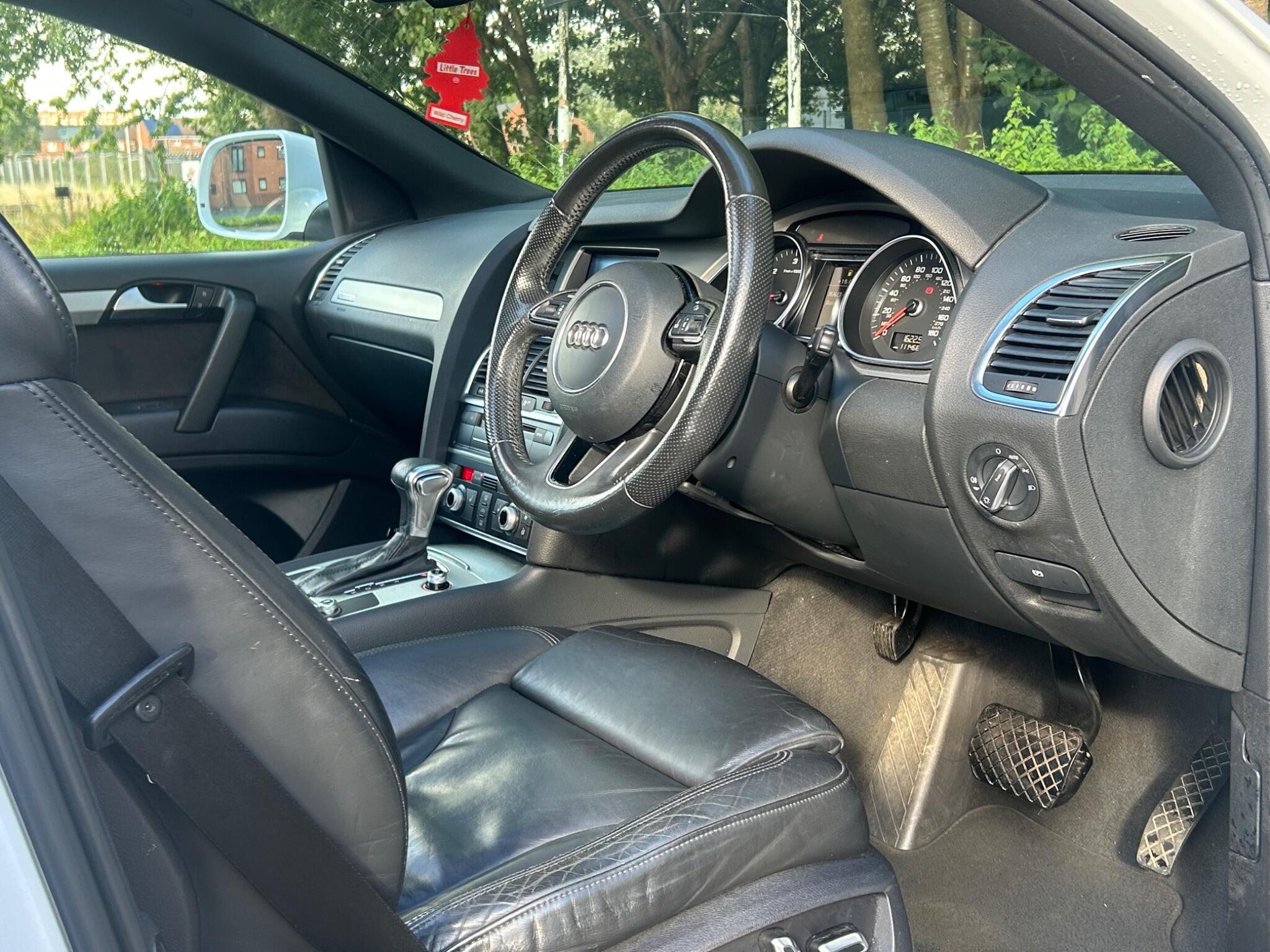 Audi Q7 view 15