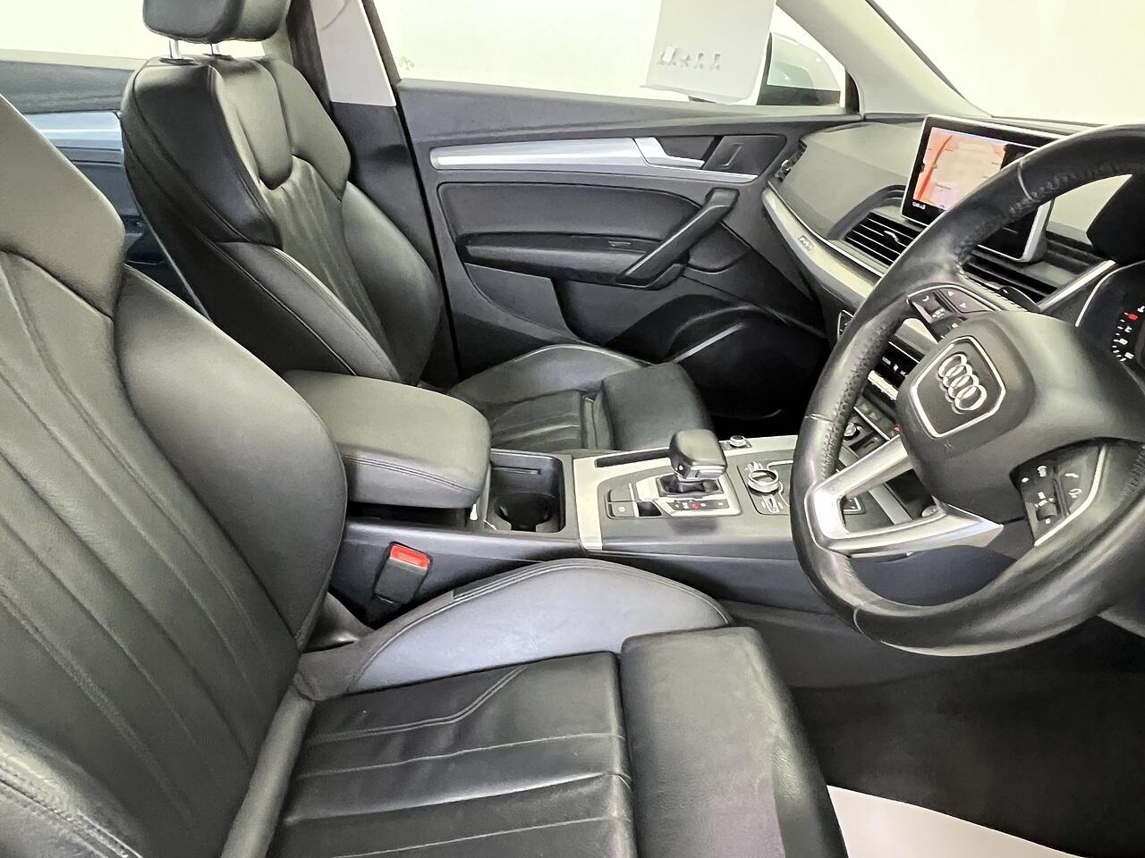 Audi Q5 view 8