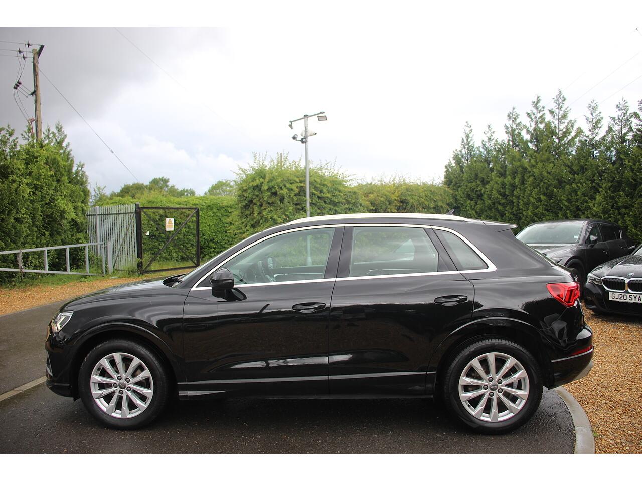 Audi Q3 view 8