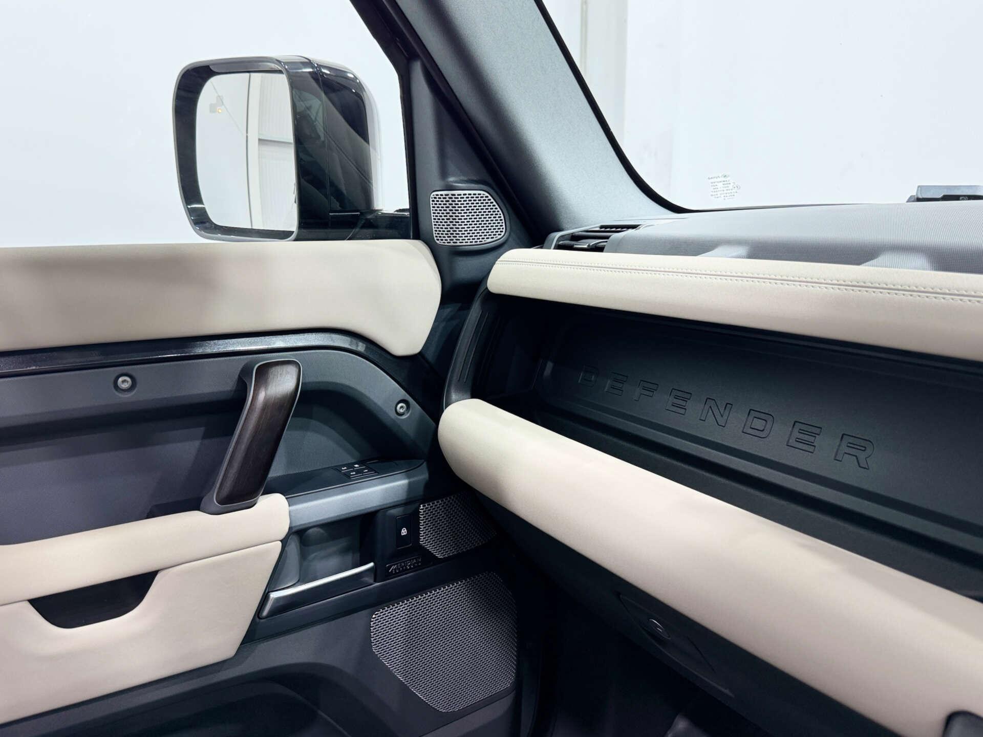 Land Rover Defender view 35