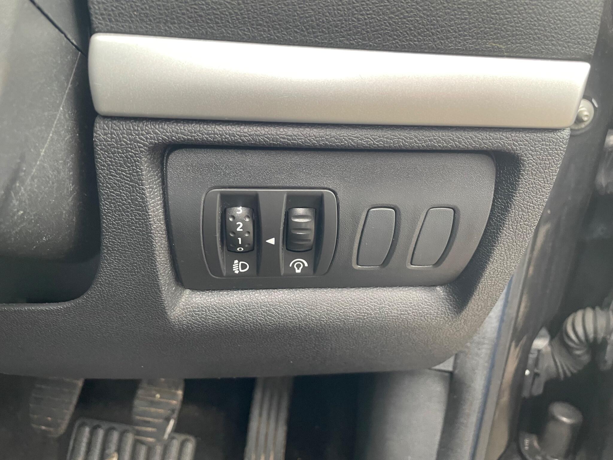 2011 Renault Clio image 32