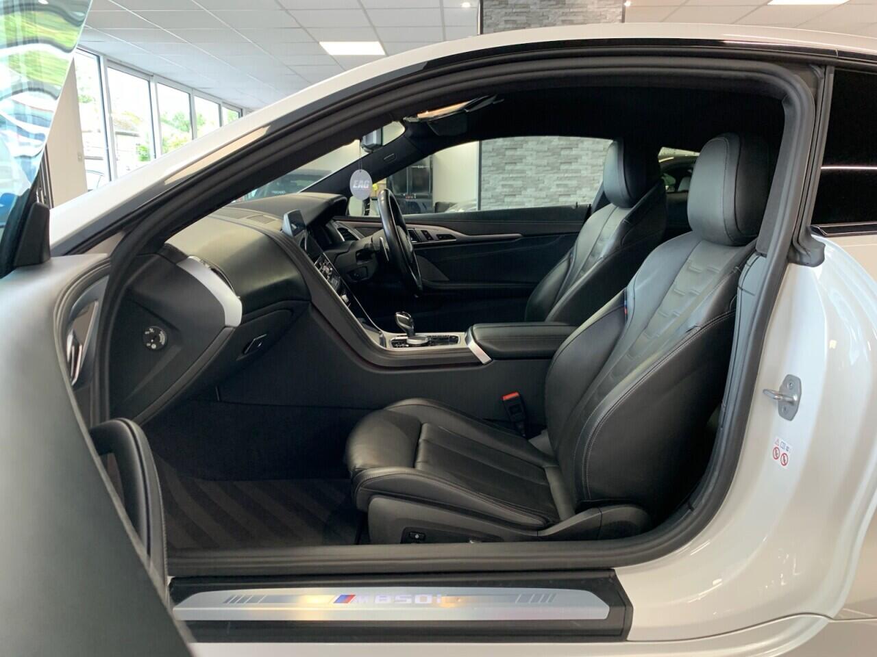 BMW 8 Series view 25