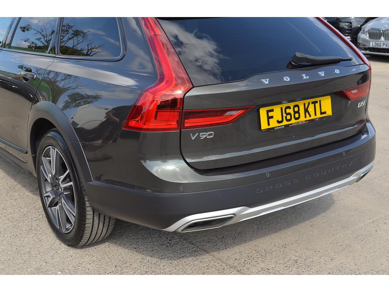 Volvo V90 Cross Country view 46