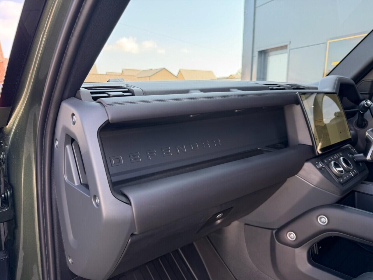 Land Rover Defender 110 view 27