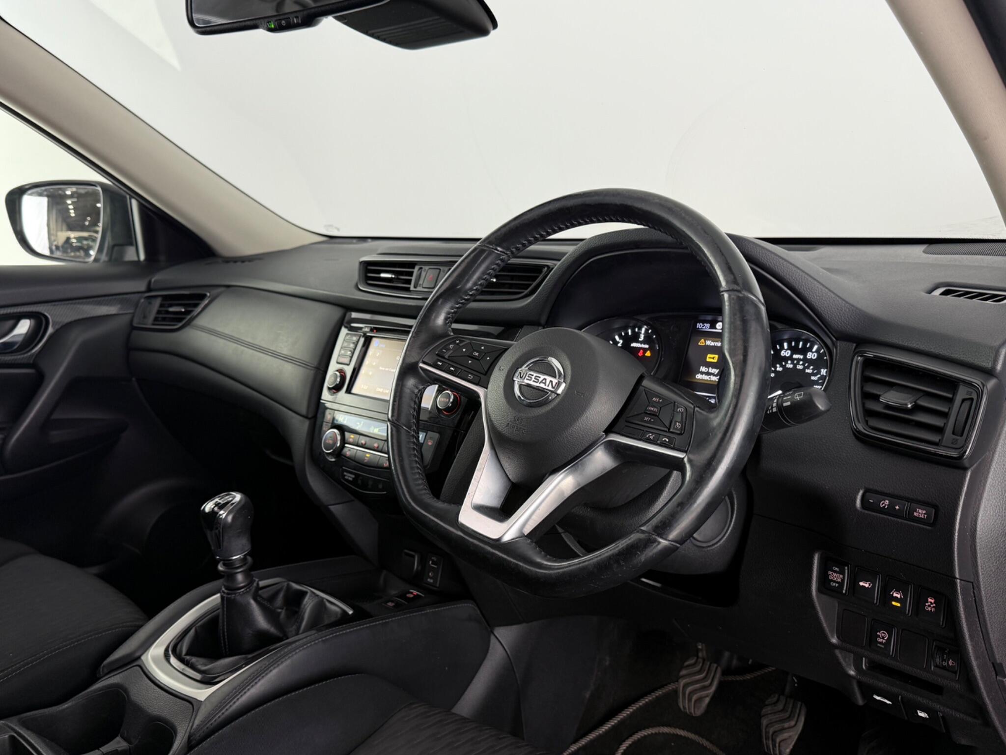 Nissan X-Trail view 3