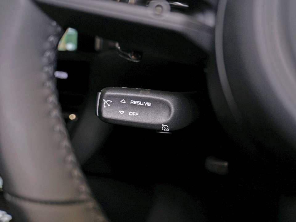 Porsche Macan view 25