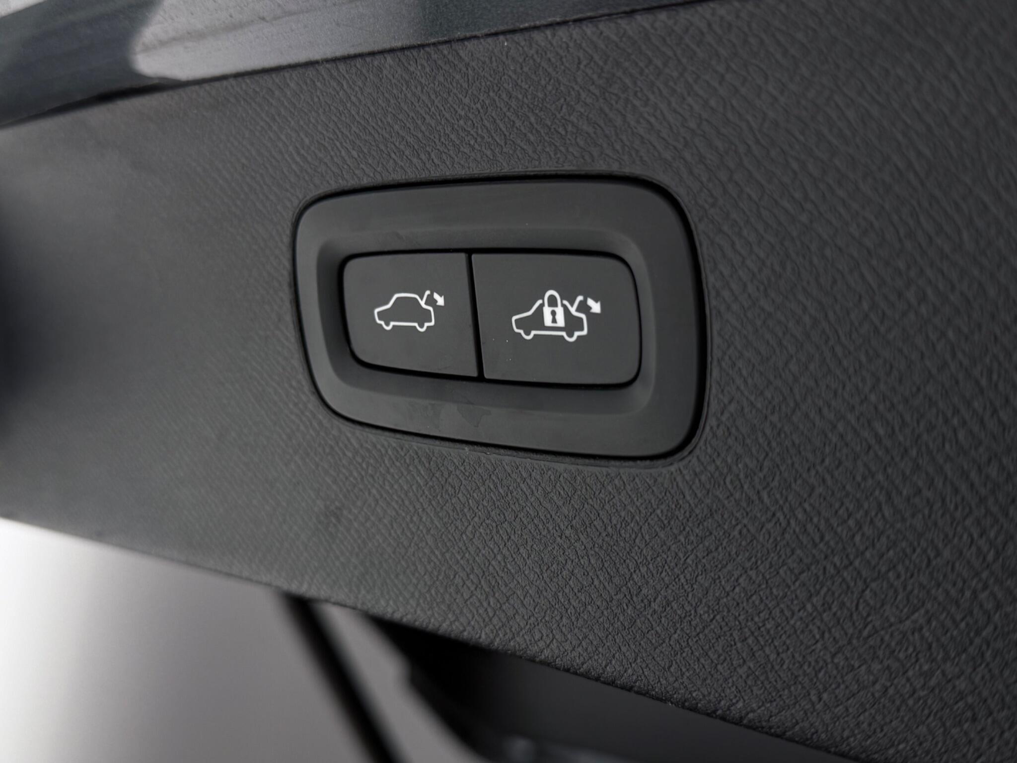 Volvo XC90 view 11