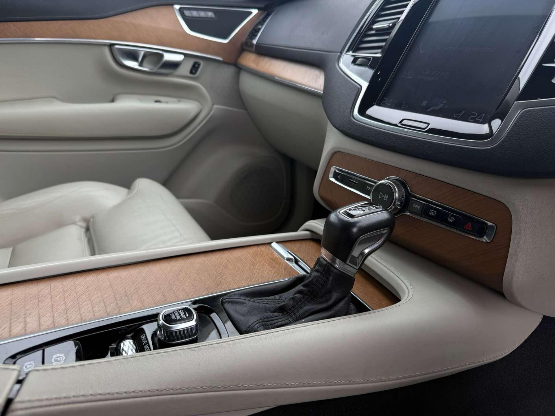 Volvo XC90 view 26