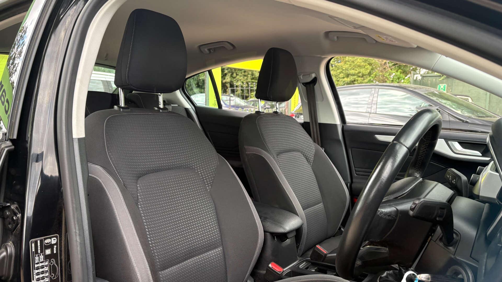 Ford Focus view 8